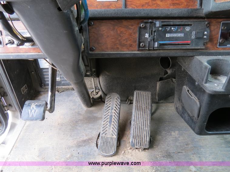 image for item B4577 2000 Kenworth T800 semi truck