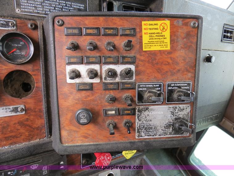 image for item B4577 2000 Kenworth T800 semi truck