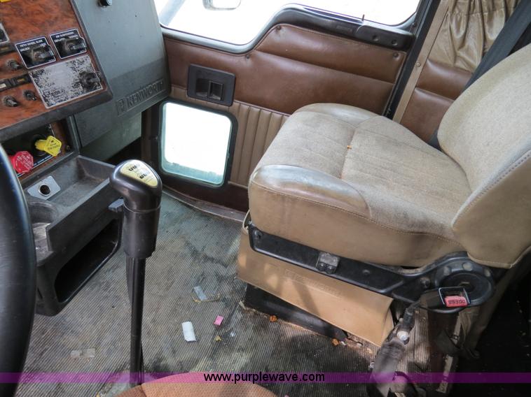 image for item B4577 2000 Kenworth T800 semi truck