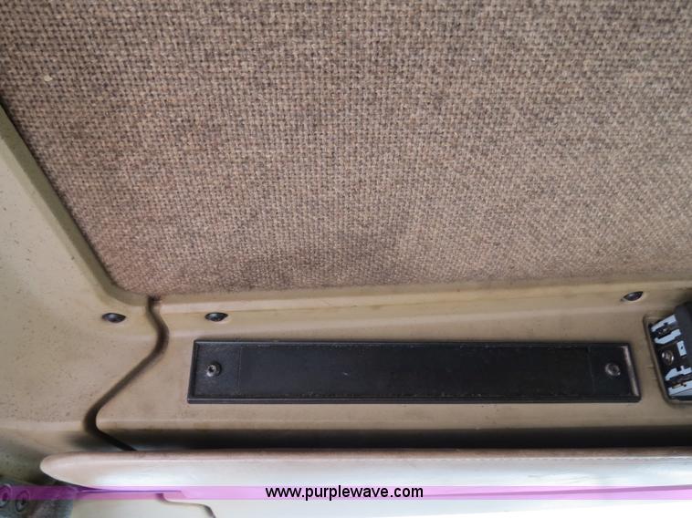 image for item B4577 2000 Kenworth T800 semi truck