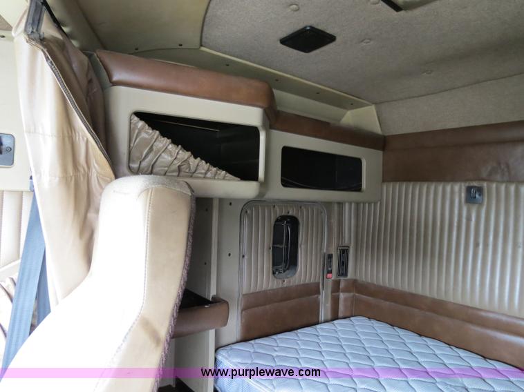 image for item B4577 2000 Kenworth T800 semi truck