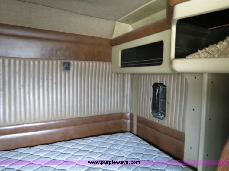 image for item B4577 2000 Kenworth T800 semi truck