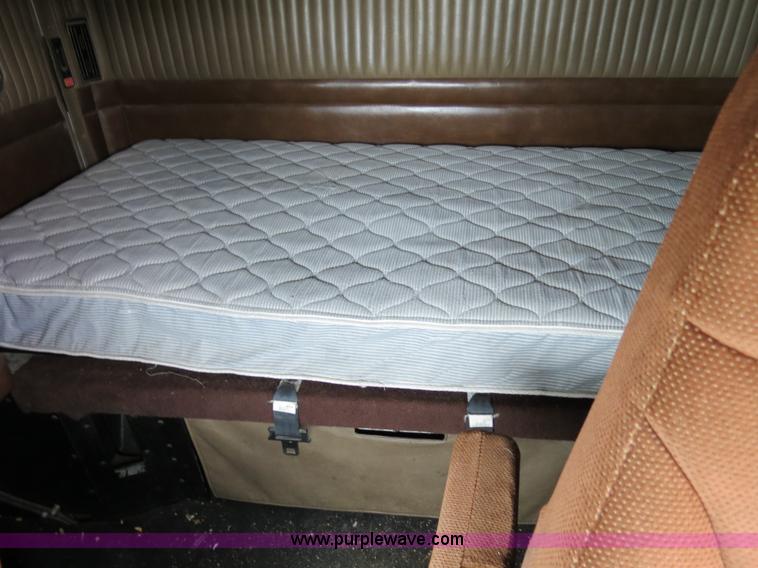 image for item B4577 2000 Kenworth T800 semi truck