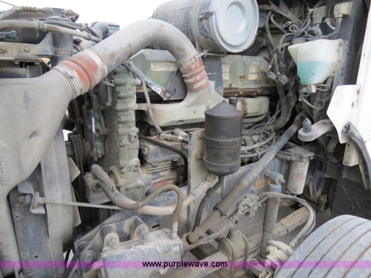 image for item B4577 2000 Kenworth T800 semi truck