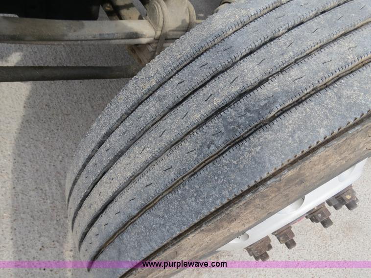 image for item B4577 2000 Kenworth T800 semi truck