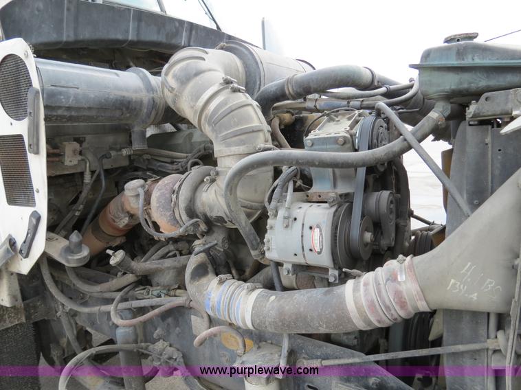 image for item B4577 2000 Kenworth T800 semi truck