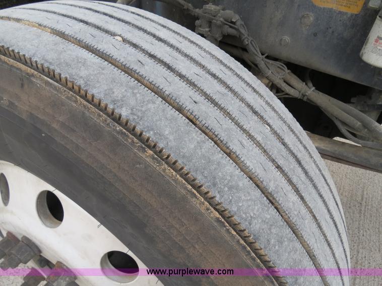 image for item B4577 2000 Kenworth T800 semi truck