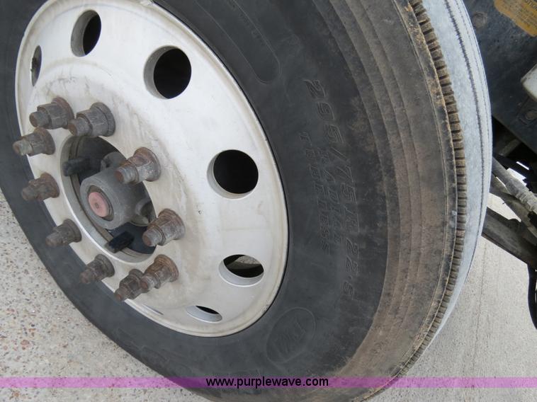 image for item B4577 2000 Kenworth T800 semi truck