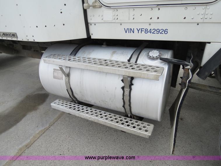 image for item B4577 2000 Kenworth T800 semi truck