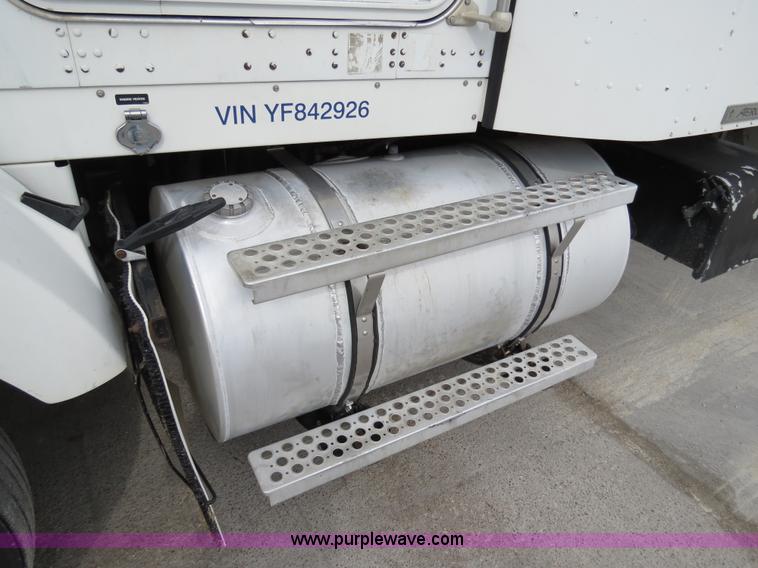 image for item B4577 2000 Kenworth T800 semi truck