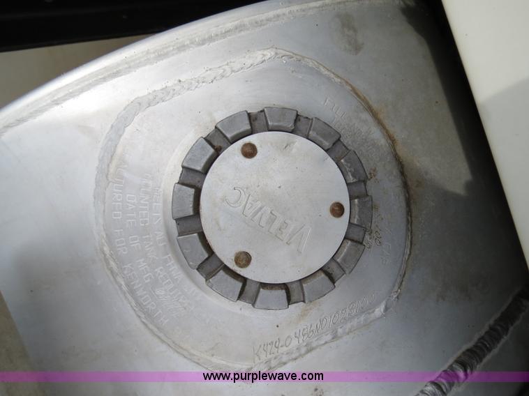 image for item B4577 2000 Kenworth T800 semi truck