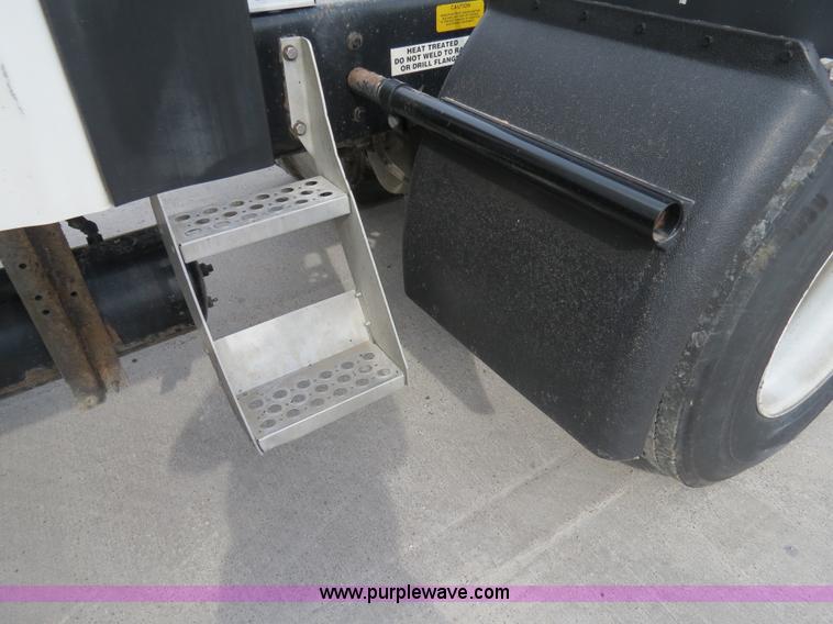 image for item B4577 2000 Kenworth T800 semi truck