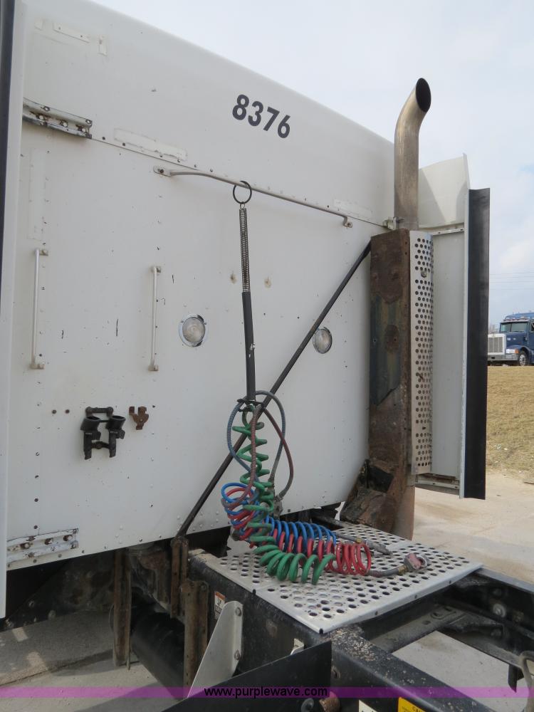 image for item B4577 2000 Kenworth T800 semi truck