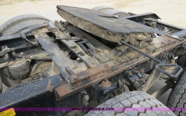 image for item B4577 2000 Kenworth T800 semi truck