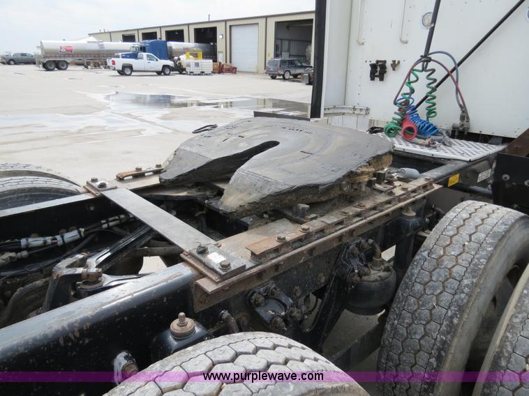 image for item B4577 2000 Kenworth T800 semi truck