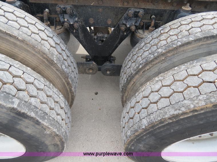 image for item B4577 2000 Kenworth T800 semi truck