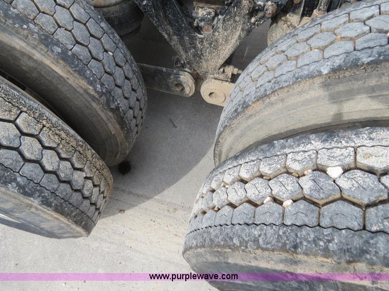 image for item B4577 2000 Kenworth T800 semi truck