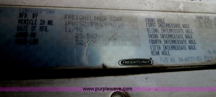 image for item B4578 1999 Freightliner Century Class semi truck
