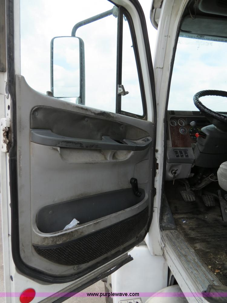 image for item B4578 1999 Freightliner Century Class semi truck