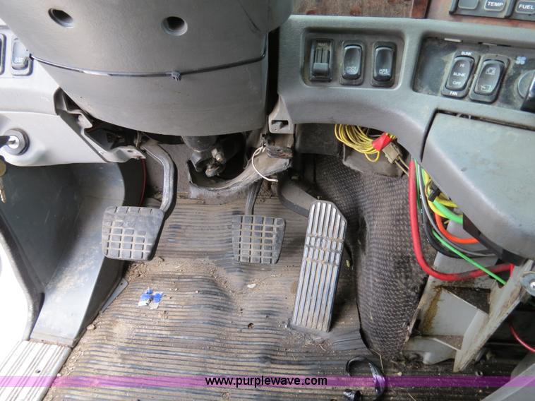 image for item B4578 1999 Freightliner Century Class semi truck