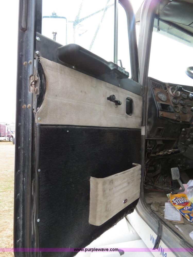 image for item B4579 1998 Peterbilt 377 semi truck