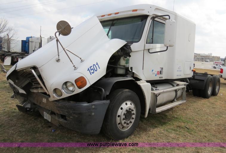 image for item B4580 1998 Freightliner C120 semi truck