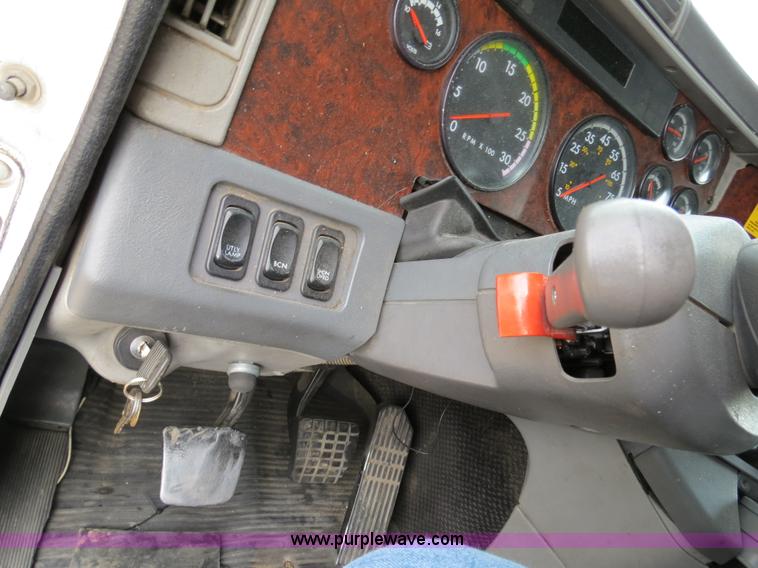 image for item B4580 1998 Freightliner C120 semi truck