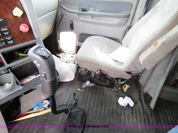 image for item B4580 1998 Freightliner C120 semi truck