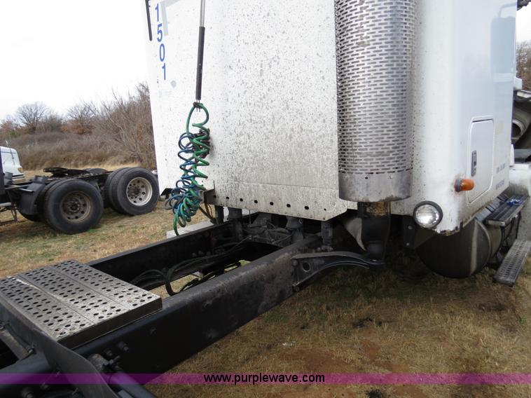 image for item B4580 1998 Freightliner C120 semi truck