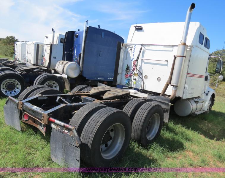 image for item B4582 2005 International 9400i semi truck