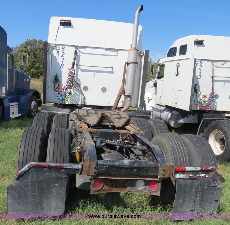 image for item B4582 2005 International 9400i semi truck