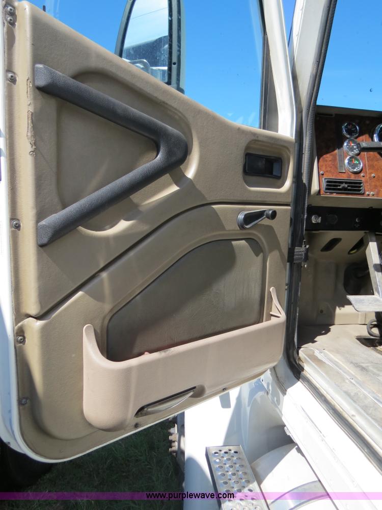 image for item B4582 2005 International 9400i semi truck