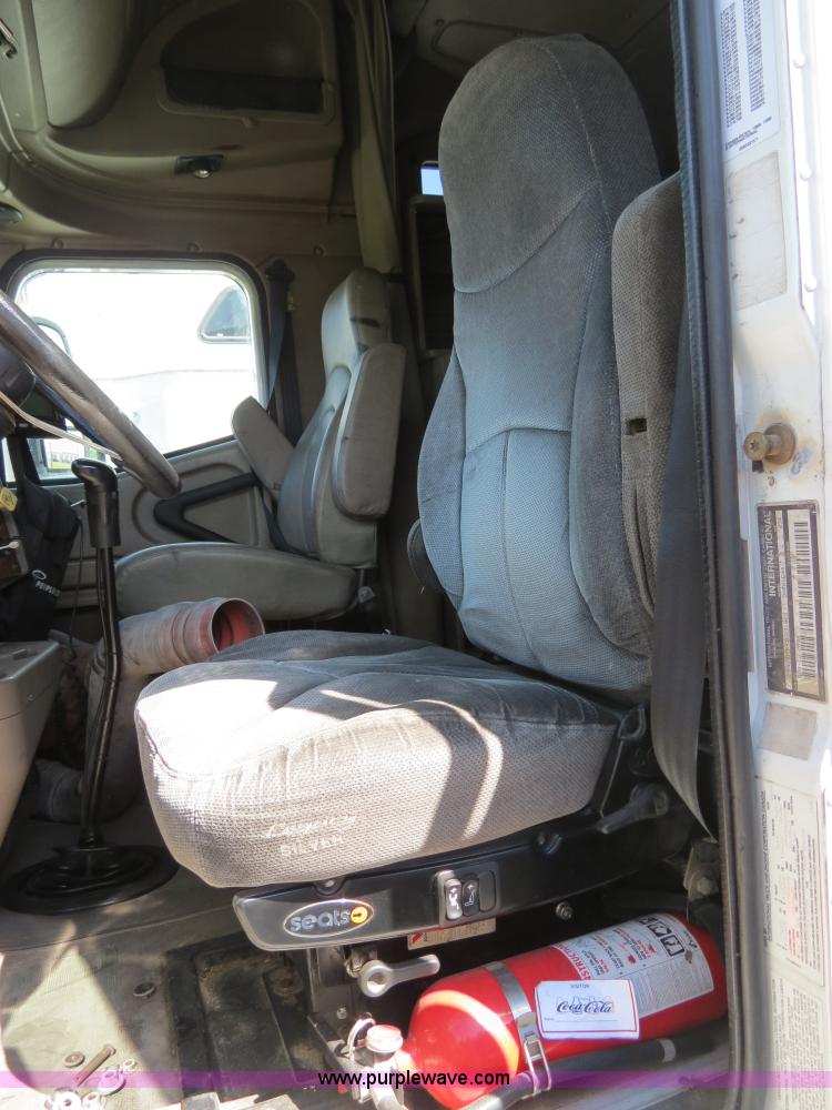 image for item B4582 2005 International 9400i semi truck