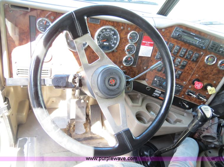 image for item B4582 2005 International 9400i semi truck