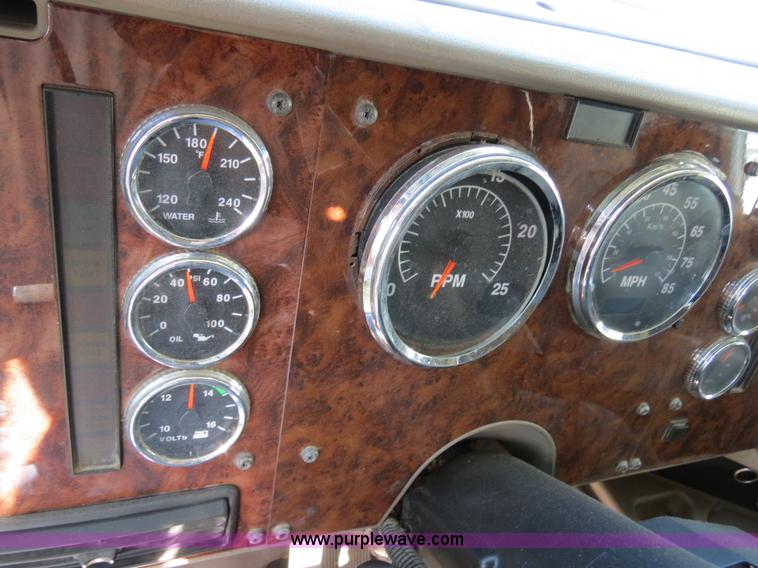 image for item B4582 2005 International 9400i semi truck