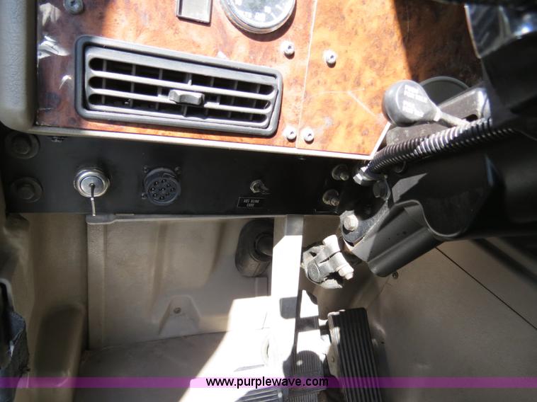 image for item B4582 2005 International 9400i semi truck