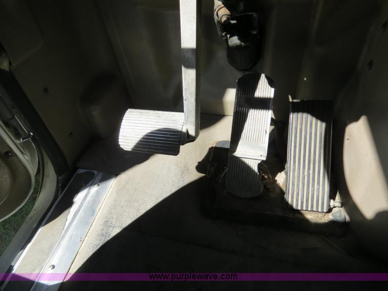 image for item B4582 2005 International 9400i semi truck