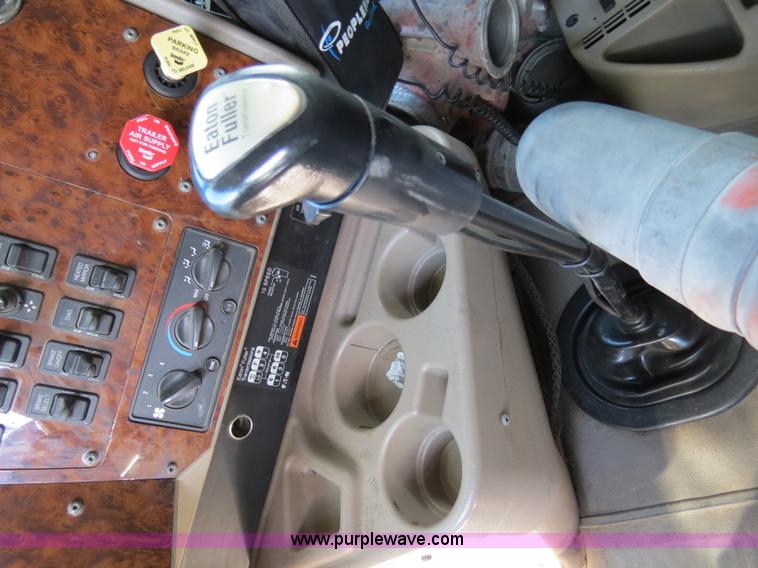 image for item B4582 2005 International 9400i semi truck