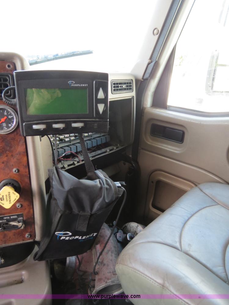 image for item B4582 2005 International 9400i semi truck