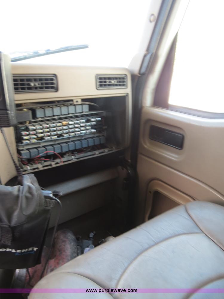 image for item B4582 2005 International 9400i semi truck