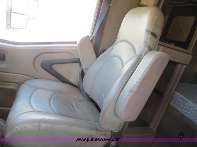 image for item B4582 2005 International 9400i semi truck