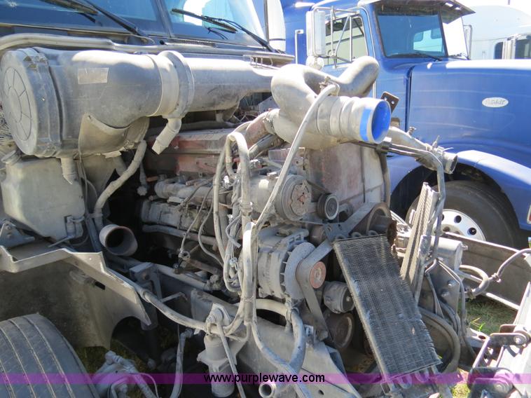 image for item B4582 2005 International 9400i semi truck