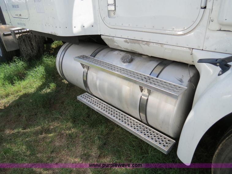 image for item B4582 2005 International 9400i semi truck