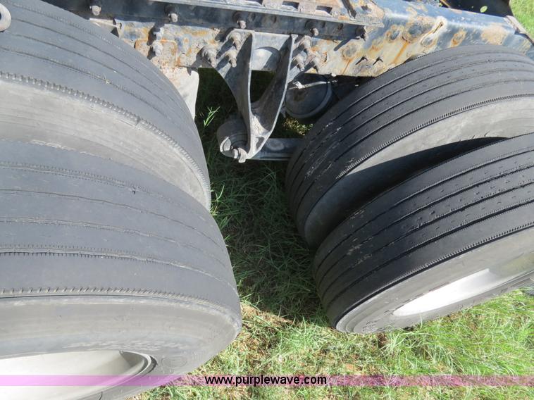 image for item B4582 2005 International 9400i semi truck