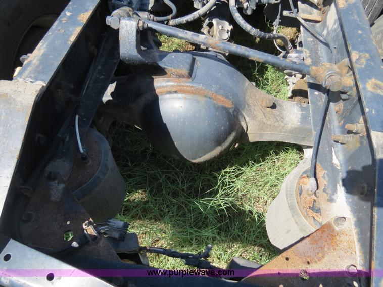 image for item B4582 2005 International 9400i semi truck