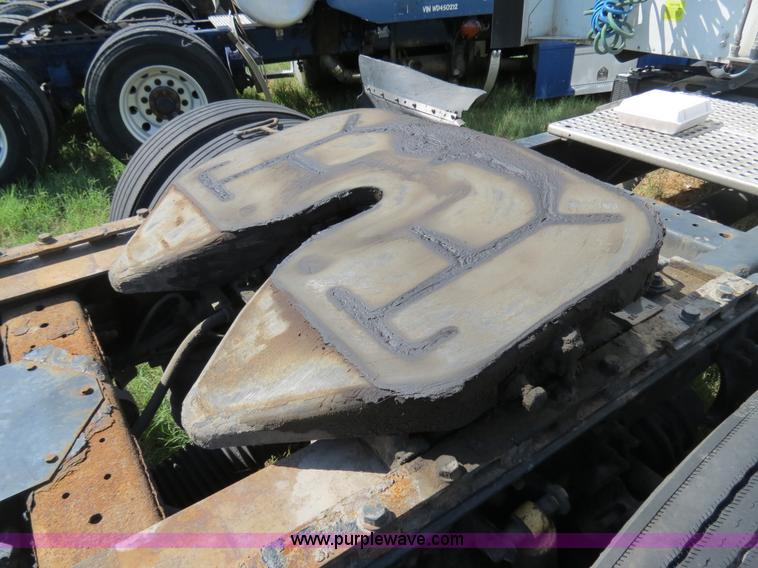 image for item B4582 2005 International 9400i semi truck