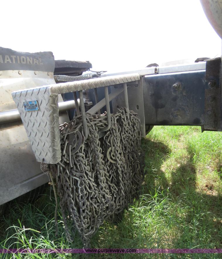 image for item B4582 2005 International 9400i semi truck