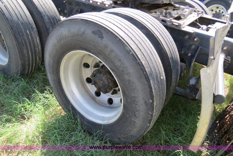 image for item B4582 2005 International 9400i semi truck