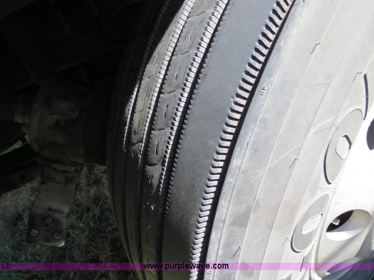 image for item B4582 2005 International 9400i semi truck