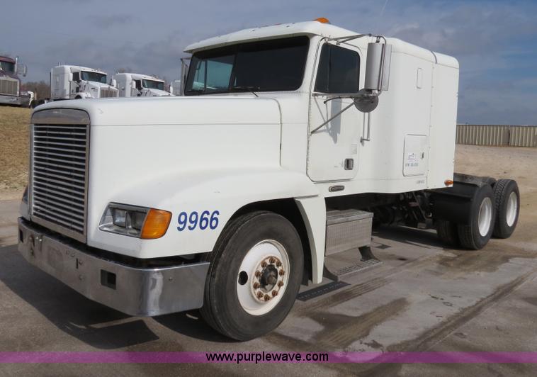 image for item B4583 2001 Freightliner FLD120 semi truck